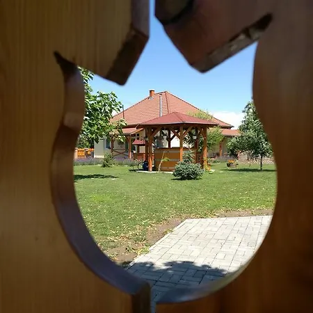 Fahaz Holiday home Tiszaszolos